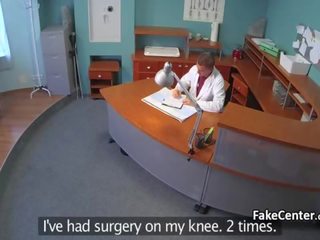 Gydytojas dulkina apkūnu į ligoninė
