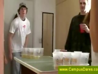 Άτακτος/η μπύρα πίνοντας παιχνίδι στο πανεπιστημιούπολη