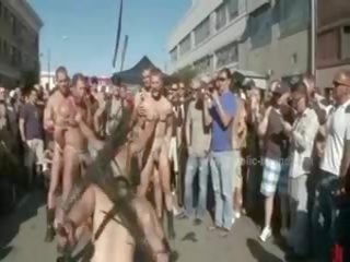 Viešumas plaza su stripped vyrai prepared už laukinis coarse violent gėjus grupė seksas klipas filmas