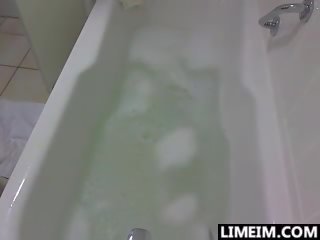 Latine masturbates në the dush vaskë